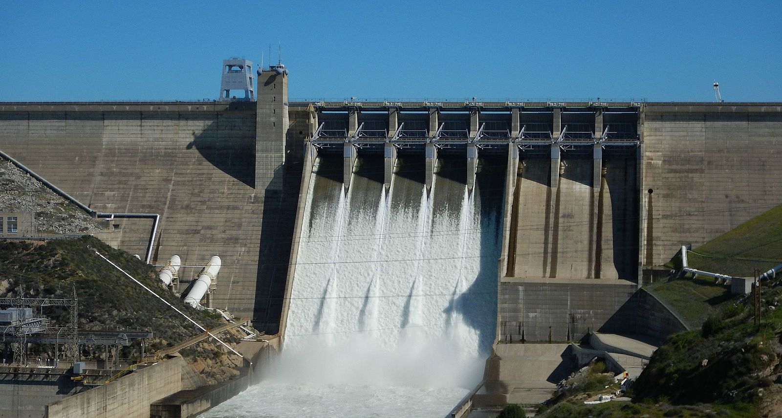 Folsom_Dam_Release.jpg